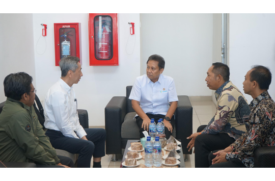 Bupati Taput Jonius Taripar P. Hutabarat menyambut hangat Menkes RI Budi Gunadi Sadikin di Bandara Silangit sambil menyerahkan usulan pembangunan Rumah Sakit baru, didampingi sajian kopi dan ombus-ombus khas Siborongborong.(Foto: Loksa Situmeang/Kabarnas.