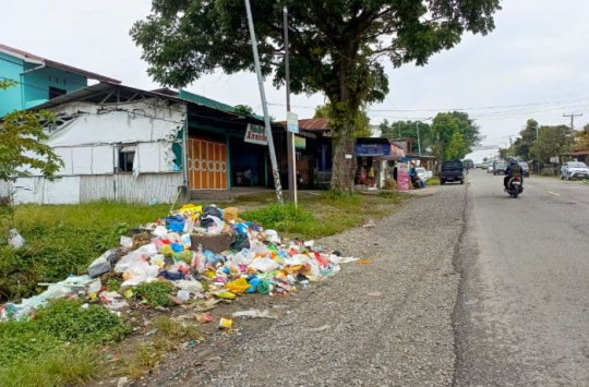 Tumpukan sampah yang berserakan hingga ke badan jalan (Foto Ist)