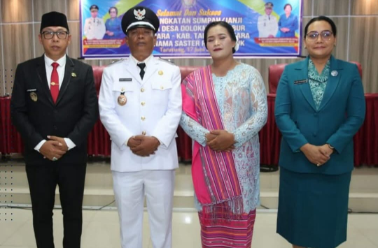 Usai pelantikan Bupati Taput, JTP Hutabarat fhoto bersama Kades Dolok Martumbur Saster Rajagukguk
