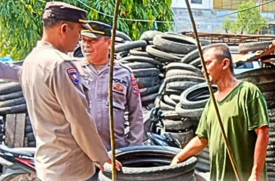 Personil Polresta Pematangsiantar saat melaksanakan patroli sambang kamtibmas. (foto: Humas Polresta)