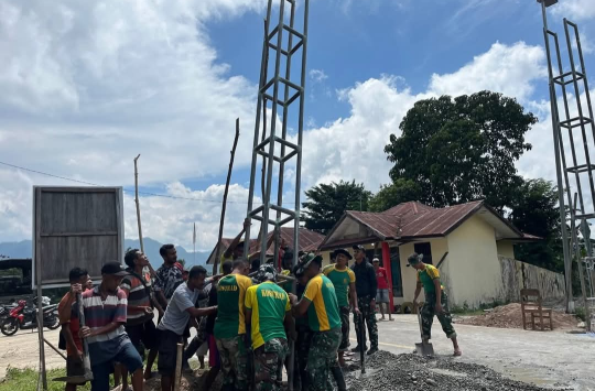 Satgas Pamtas Yon Arhanud 2 Kostrad Bangun Gapura Desa Haumeniana, Perkuat Sinergi dengan Warga Perbatasan