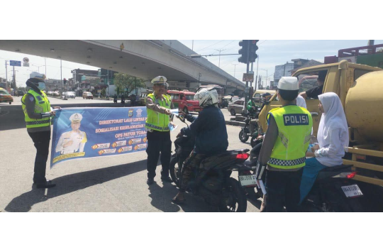 Satgas Preemtif yang dikomandoi oleh AKBP Dr. Hendri Nupia Dinka Barus, menyampaikan pesan keselamatan kepada para pengguna jalan di kawasan Jalan Jamin Ginting, Simpang Pos, Medan