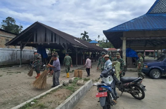 Satgas TMMD Ke-127 Kodim 0207/Simalungun Bersama Warga Bersihkan Pekan Merek Raya, Pererat Soliditas TNI dan Rakyat