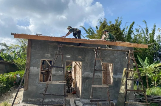 Satgas TMMD ke-127 Kodim 0207/Simalungun Percepat Renovasi Rumah Warga di Nagori Bahapal