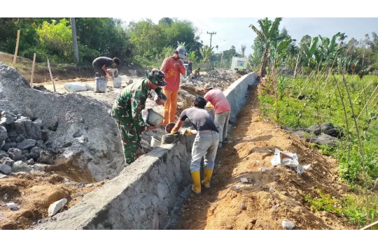 Satgas TMMD ke-127 Kodim 0207/Simalungun Perkuat Tembok Penahan Jalan di Nagori Bahapal