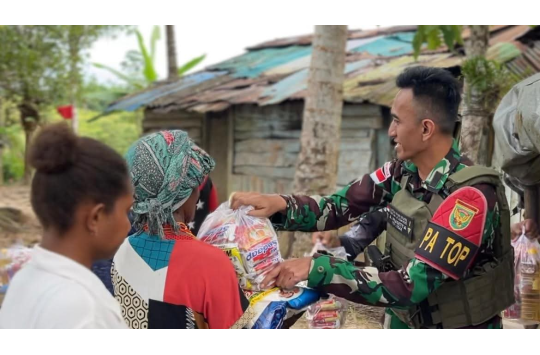 Satgas Yonif 144/Jaya Yudha menyalurkan bantuan sosial berupa paket sembako kepada warga di Dusun Wamena (foto: Puspen TNI)