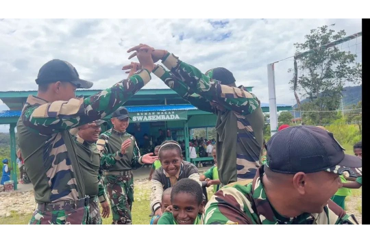 Satgas Yonif 751/VJS Gelar Makan Gratis untuk Siswa SD di Oksibil, Tumbuhkan Semangat Belajar Anak Perbatasan
