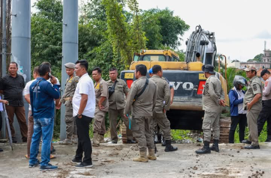 Satpol PP membongkar bangunan di lahan pemakaman Mr X