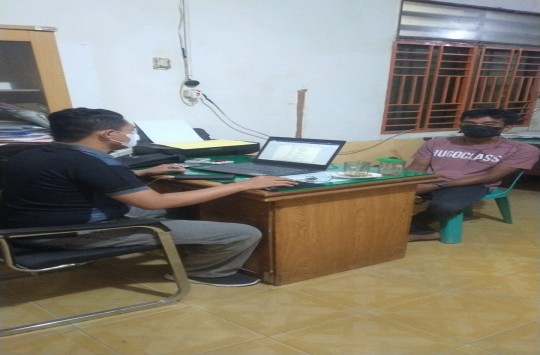 Polisi memeriksa tersangka atas perbuatannya mencuri HP dan TV.
