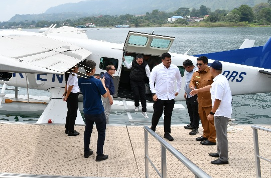 Gubernur Sumut Bobby Nasution bersama Bupati Samosir Vandiko T. Gultom dan Bupati Pakpak Bharat Frans Bernard Tumanggor saat mencoba penerbangan perdana pesawat amfibi yang mendarat di Danau Toba, Senin (22/9/2025).