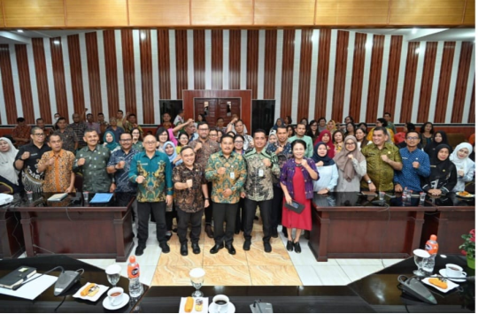 Sekdaprov Sumut, Togap Simangunsong saat melakukan kunjungan kerja ke kantor Dinas PMPTSP Sumut di Jalan KH Wahid Hasyim, Medan