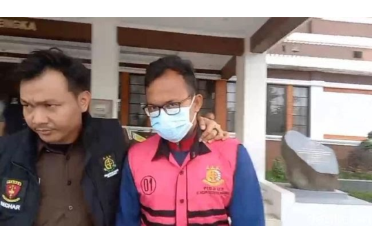 Muhammad Gian Gandana Sukma menunduk saat digiring ke mobil tahanan Kejari Majalengka usai ditetapkan sebagai tersangka penyalahgunaan dana desa, Kamis (3/7/2025)