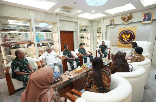 Sekjen Kemhan, Letjen TNI Tri Budi Utomo, saat  menerima serangkaian bantuan operasional dari PT Bank Negara Indonesia