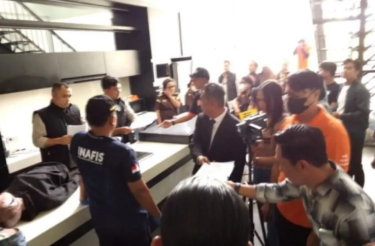 Para pelaku saat melakukan rekonstruksi (foto istimewa)