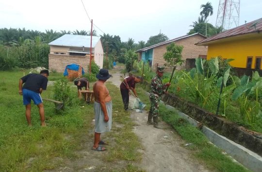 Semangat Sambut Nataru Warga dan Babinsa Bergotong Royong