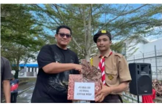 Kalapas Pemuda Langkat Raymon Andika Girsang memberikan hadiah (foto: humas lapada langkat)