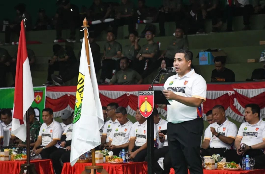 Kasdam IV/Diponegoro, Brigjen TNI M. Andhy Kusuma saat membuka "Open Tournament Bulu Tangkis Piala Panglima TNI"
