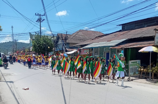 Ribuan pelajar dari SD, SMP, hingga SMA se-Tapanuli Utara menampilkan aksi drum band memukau dalam rangka menyemarakkan HUT RI ke-80, Selasa (14/8/2025).(Foto:Loksa Situmeang/Kabarnas.id)