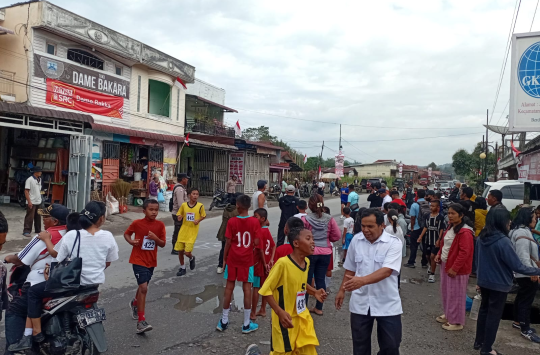 Para peserta saat mengikuti lomba lari marathon sejauh 10 kilometer (Foto: Loksa Situmeang/Kabarnas.id)
