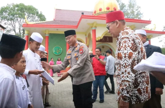Semarak Ramadan 2026, Polres Karo Gelar Baksos dan Serahkan Sembako di Masjid Muhammad Chang Ho