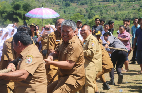 Wakil Bupati Taput, Dr. Deni P. Lumbantoruan, M.Eng, bersama jajaran Pemkab ikut serta dalam lomba tarik tambang melawan Tim Kepala Desa di Kecamatan Pahae Julu, Selasa (12/8/2025), sebagai bagian dari Roadshow Kemerdekaan menyambut HUT ke-80 RI.