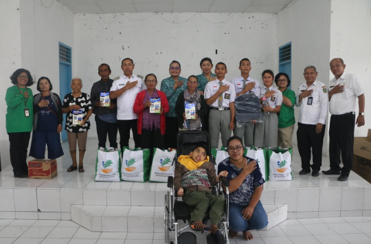 Bupati Taput Dr. Jonius Taripar Parsaoran Hutabarat bersama Ketua TP PKK Ny. Angelina JTP Hutabarat dan perwakilan Kementerian Sosial saat menyerahkan bantuan kepada anak-anak dan lansia di UPTD Pelayanan Sosial, Siborong-borong, Rabu (6/8/2025).