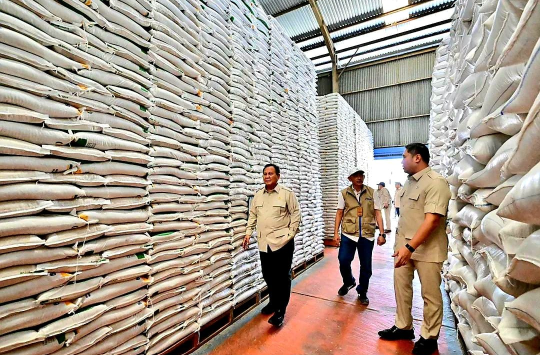 Sidak Mendadak Prabowo ke Gudang Bulog Magelang, Pastikan Stok Beras Aman di Tengah Krisis Global