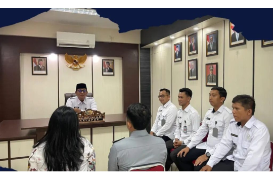 Kepala Lapas Pemuda Kelas III Langkat, Raymon Andika Girsang saat melakukan  sidang pranikah ﻿ kepada salah satu pegawai dan calon pasangannya pada Senin 28 April 2025 (foto : Humas Lapada)