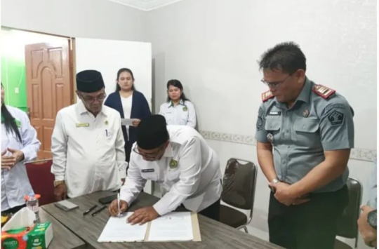 Kenal Purba, menandatangani kesepakatan lanjutan bersama Kepala Kantor Kemenag Kabupaten Langkat, H. Ainul Aswad. (Foto, Humas Lapada)