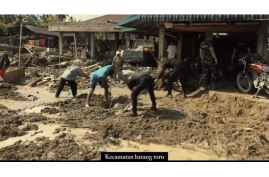 Brimob Polda Sumut - TNI, serta elemen lain bersihkan material lumpur akibat banjir bandang dan longsor di Tapsel (foto; Tangkapan layar)