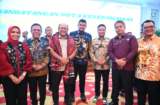 Deni P. Lumbantoruan saat menghadiri penandatanganan nota kesepahaman program MBG, di Aula Raja Inal Siregar. (Foto: Loksa Situmeang / Kabarnas.id )