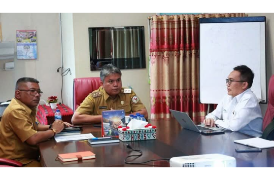 Wakil Bupati Taput, Deni P Lumbantoruan saat membahas CSR bersama Presiden CSR Inalum, Zainuddin Iqbal Sidabutar di ruang kerja Wakil Bupati, Selasa 29 April 2025 (Foto: Istimewa/Kabarnas.com)