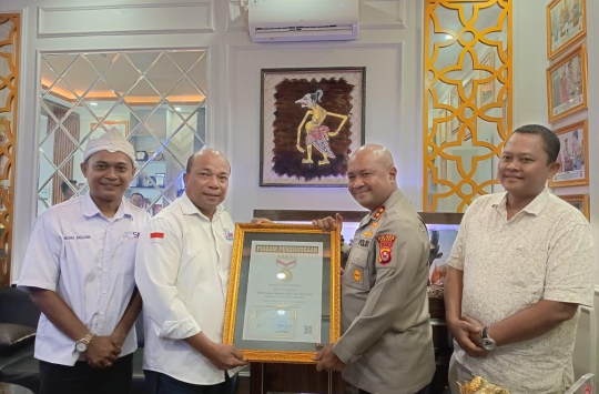 Kapolres Serang AKBP Condro Sasongko menerima penghargaan “Sahabat Pers Indonesia” dari SMSI Banten di Mapolres Serang, Rabu (10/9/2025).