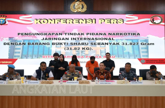 Konferensi pers penemuan sabu seberat 31,82 kilogram di Kota Dumai (foto: Dispen AL)
