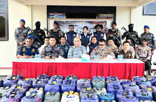 Suasana konferensi pers soal pemusnahan barang bukti﻿ yang berlangsung di Mako Polres Aru, Kecamatan Pulau-Pulau Aru, Kabupaten Kepulauan Aru, Maluku, pada Kamis 26 Juni 2025. (Foto : Dispen AL)