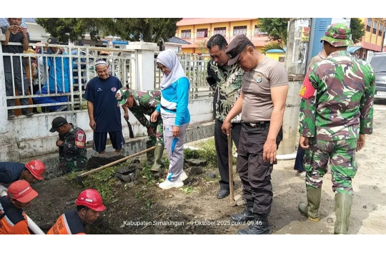 Aksi gotong royong massal di wilayah Kelurahan Serbelawan, Kecamatan Dolok Batunanggar. (foto: Pendim0207/Sml)