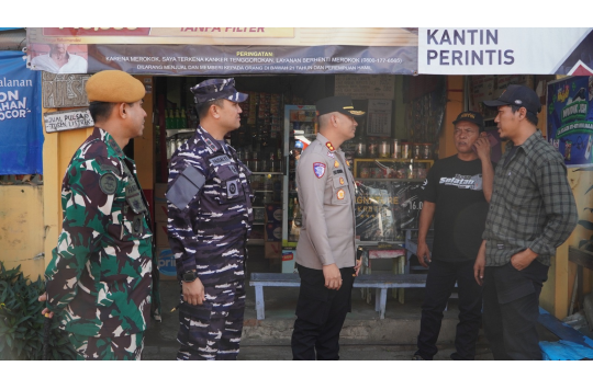 Komandan Lanal Cirebon, Letkol Laut (P) Faisal Yanova Tanjung dan Kapolres Cirebon Kota, AKBP Eko Iskandar,  saat memimpin langsung operasi pemberantasan premanisme pada Kamis 15 Mei 2025. (Foto : Istimewa)