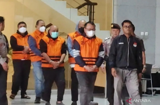 Petugas KPK giring kelima tersangka suap proyek ratusan miliar di Sumut
