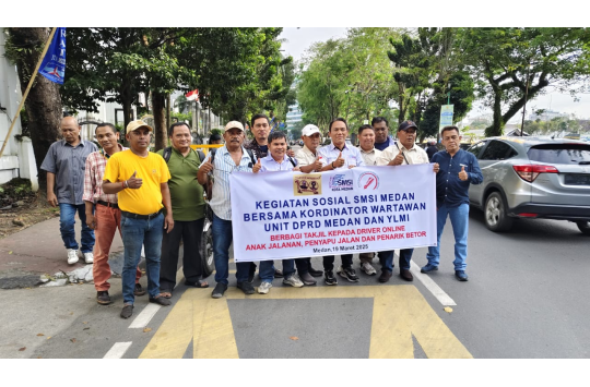 Pengurus SMSI Kota Medan dan Koordinator Wartawan Unit DPRD Medan membagikan panganan berbuka berupa 400 Cup Bubur kepada pengendara yang melintas di Jalan Imam Bonjol Medan. (Ist)