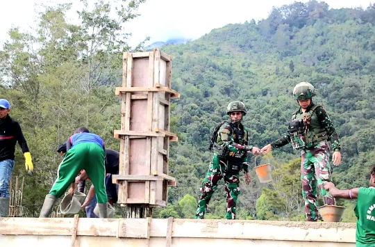 Solid! TNI dan Warga Kompak Bangun Masjid di Jayawijaya, Letkol Rahadyan: “Ini Wujud Nyata Kepedulian”