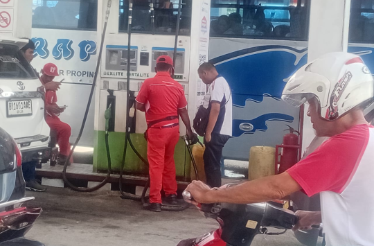 ﻿SPBU Hutabarat Tarutung Diserbu Jerigen, Kemacetan Parah Lumpuhkan Akses Masuk Kota. (Foto: Loksa Situmeang/Kabarnas.id)