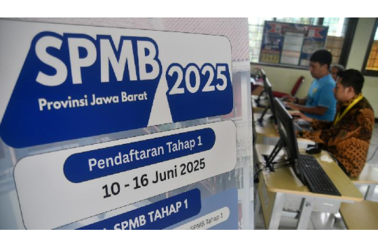 Petugas sekolah membantu orang tua murid yang mengalami kesulitan saat mendaftar SPMB 2025 di salah satu SMA di Bandung, Jawa Barat, 10 Juni 2025.