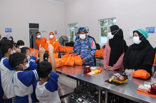 Lanud Husein Sastranegara  menyalurkan paket MBG kepada para pelajar dari PAUD hingga SMK di Kecamatan Cicendo, Kota Bandung. (Foto: Dispen AU)