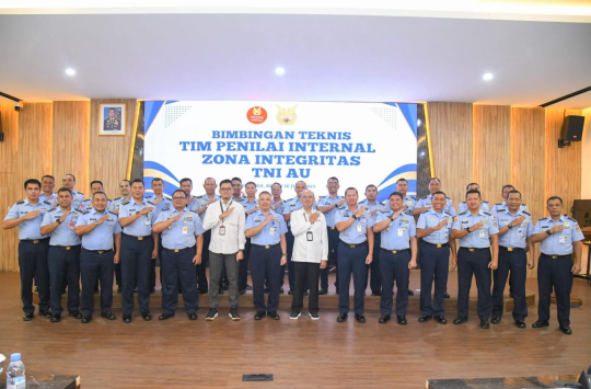 Para peserta Bimtek Tim Penilai Internal Zona Integritas TNI AU Tahun 2025 foto bersama di Gedung Soemitro Sekkau, Senin 16 Juni 2025. (Foto: Dispen AU)