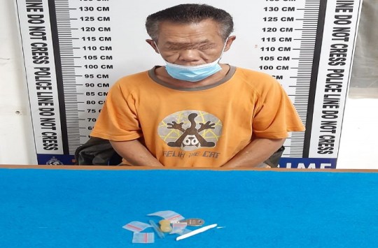 Tersangka menunjukkan barang bukti sabu