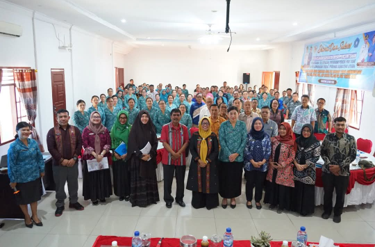 Usai Acara, Peserta Supervisi TP. PKK Foto bersama  di Pendopo Rumah Dinas Bupati, Tarutung, pada Kamis (08/05/2025). (foto:istimewa)