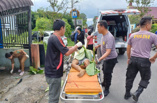 Jasad korban saat di evakuasi Personel Polres Simalungun dan dibawa ke RSUD Djasmen Saragih untuk dilakukan visum