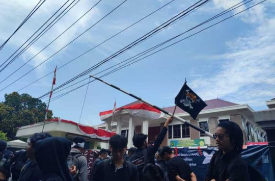 Massa aksi ARMI mengibarkan bendera One Piece sambil tabur bunga di depan Pengadilan Militer Medan, sebagai bentuk simbolis perlawanan terhadap impunitas dalam kasus kekerasan militer.