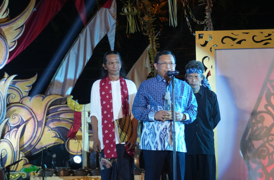 Anggota DPR RI, E. Herman Khaeron, menerima penghargaan atas dedikasinya terhadap pelestarian budaya dari Sanggar Seni Sekar Pandan, Kota Cirebon