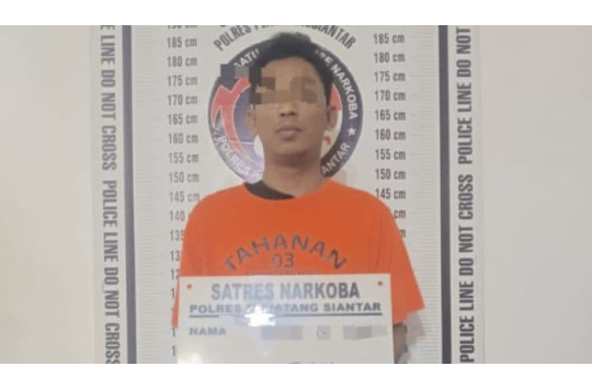 Tersangka kasus narkotika berinisial FTG saat diamankan di Satres Narkoba Polres Pematangsiantar usai ditangkap dengan barang bukti sabu seberat 2,32 gram.(Foto: Polres Pematangsiantar/Kabarnas.id)